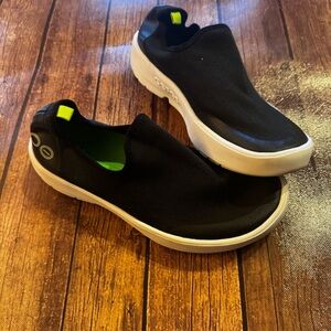 ✨ OOFOS OOmg Slip-On Recovery Shoes – Women’s 8.5